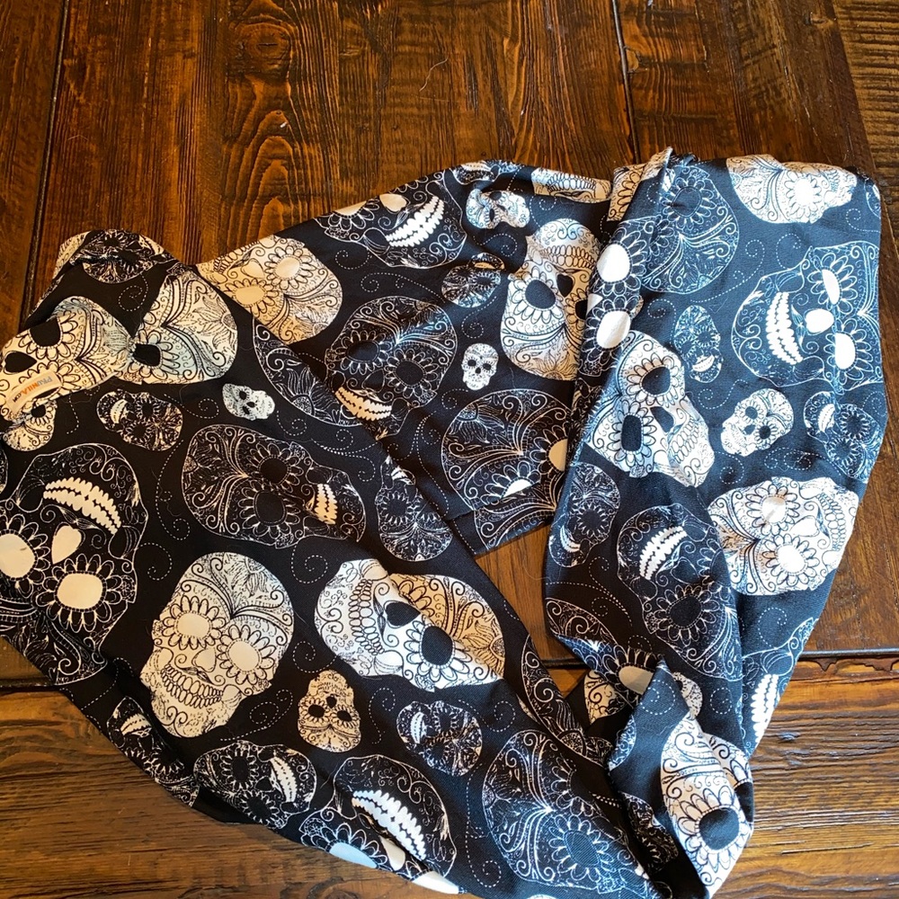 NWOT sugar skull infinity scarf black and white
